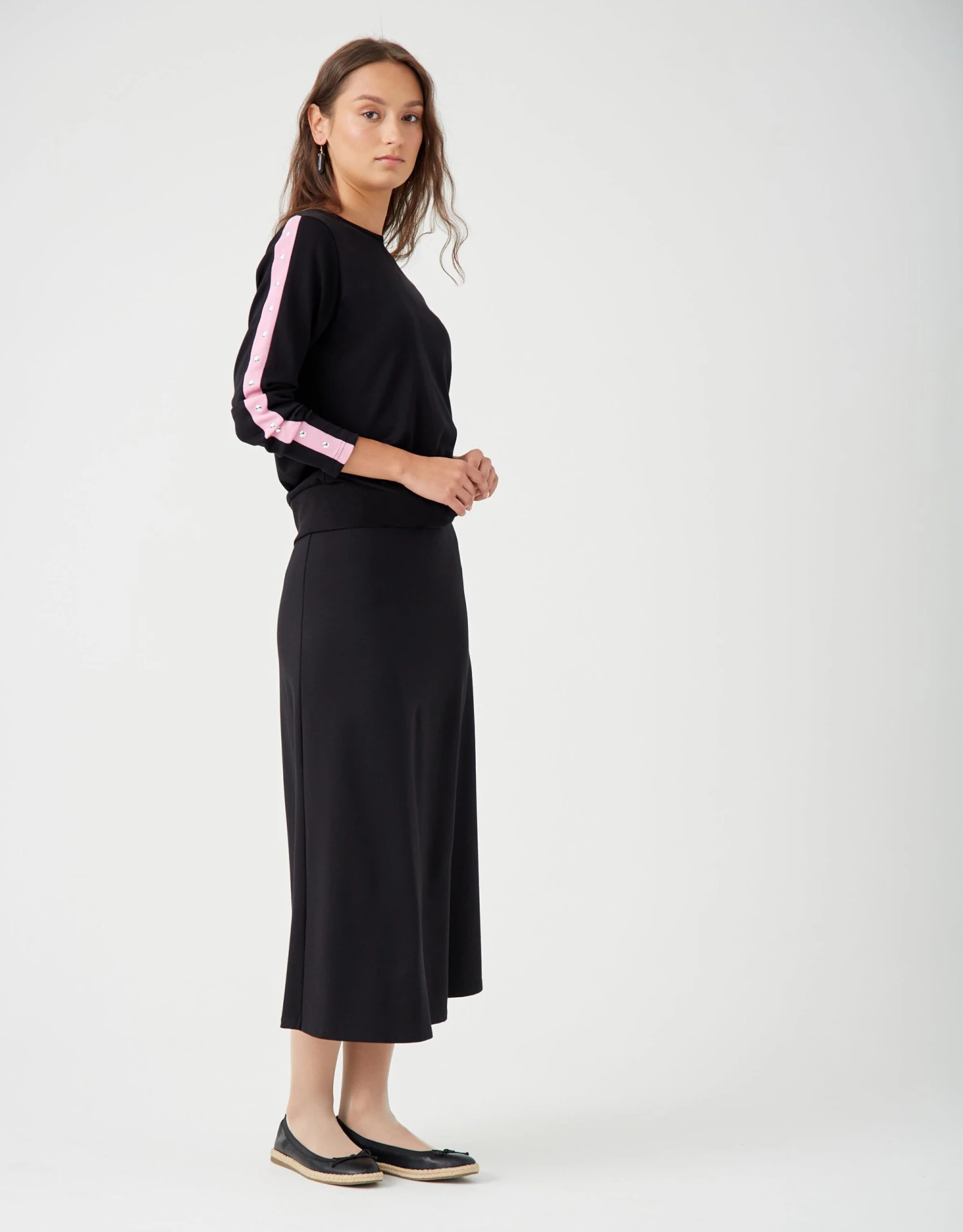 Crew Top With Studded Contrast Sleeve Rib Black Pink 2 Crew Top With Studded Contrast Sleeve Rib Black Pink - Image 2